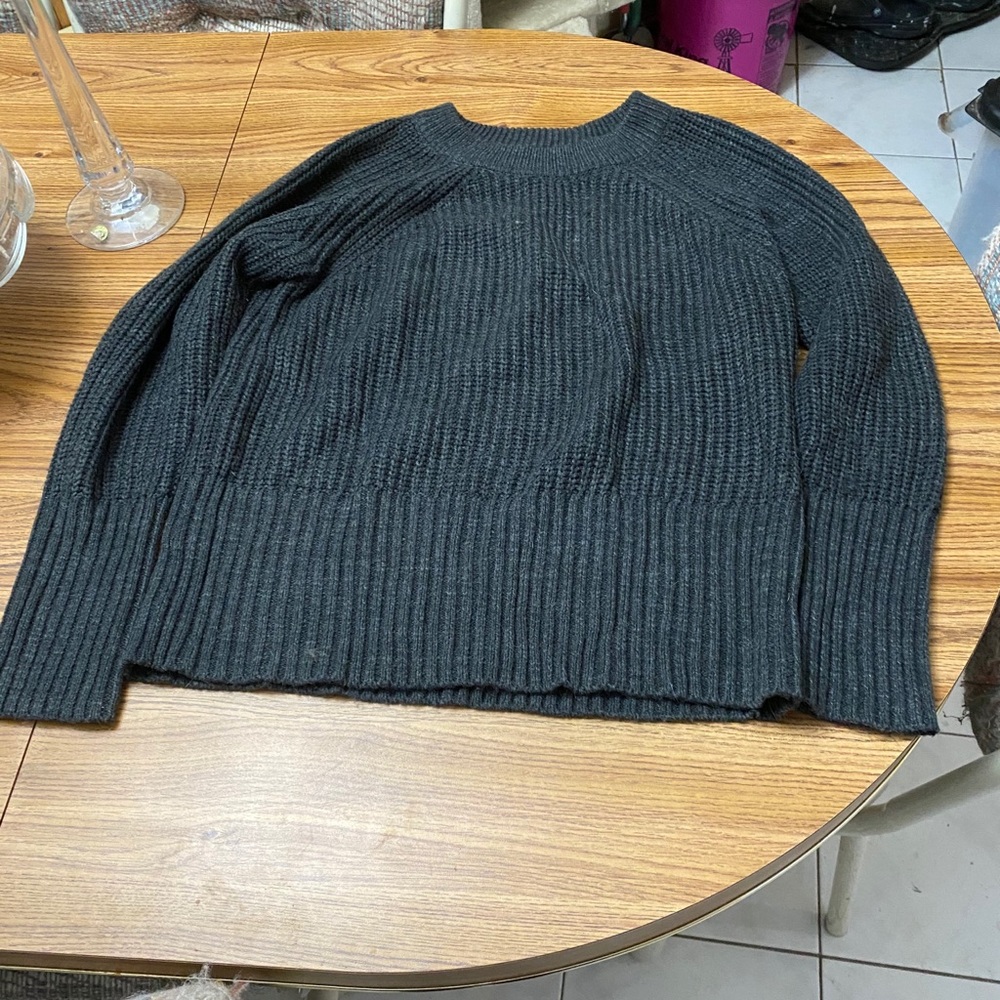 Universal thread pullover sweater